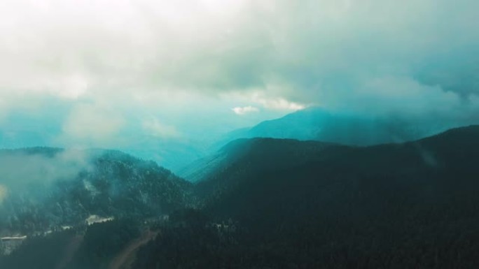 空中4k视图。飞过山顶上的云层。高峰美妙的早晨日出自然景观。