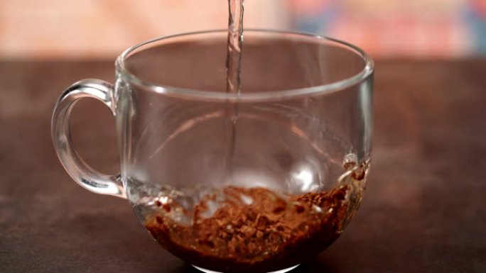 速溶咖啡片与玻璃杯中的热水混合