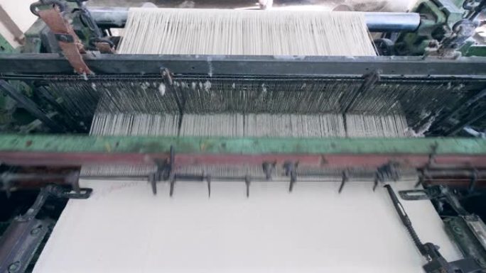 布料是在裁缝织机上制作的