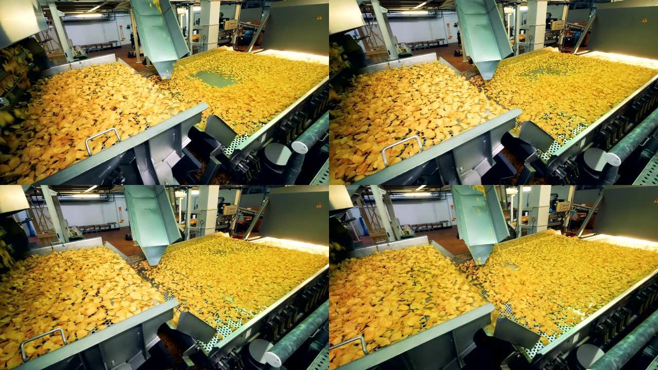 食品生产设施里装满薯片的大输送机。