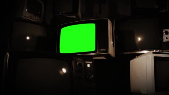 旧电视绿屏，有许多电视。快速放大。棕褐色色调。