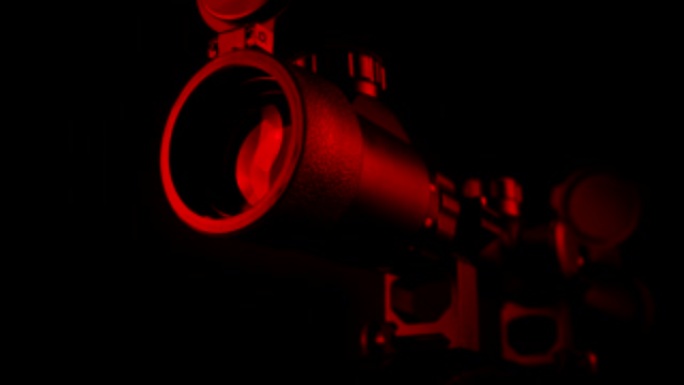 正在通过的步枪，瞄准镜在红色照明