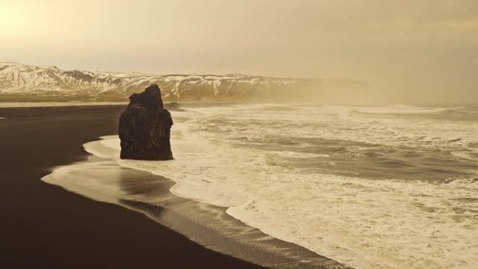 冰岛维克日落时黑沙雷尼斯法拉海滩的慢动作视频