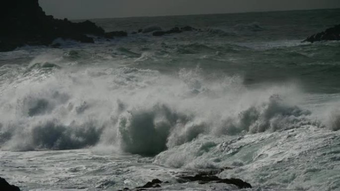 大海浪。狂暴的海洋在岩石海岸上猛烈地冲击着泡沫波。UHD