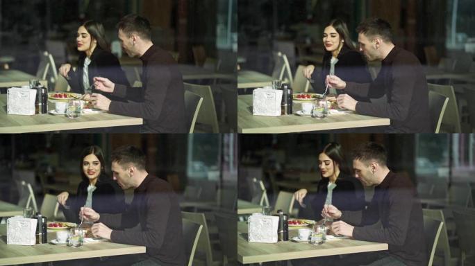 商务夫妇在餐厅吃早午餐