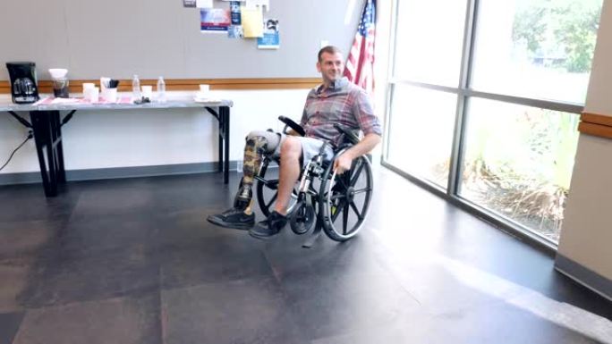 一名男性退伍军人在社区中心坐着轮椅表演特技