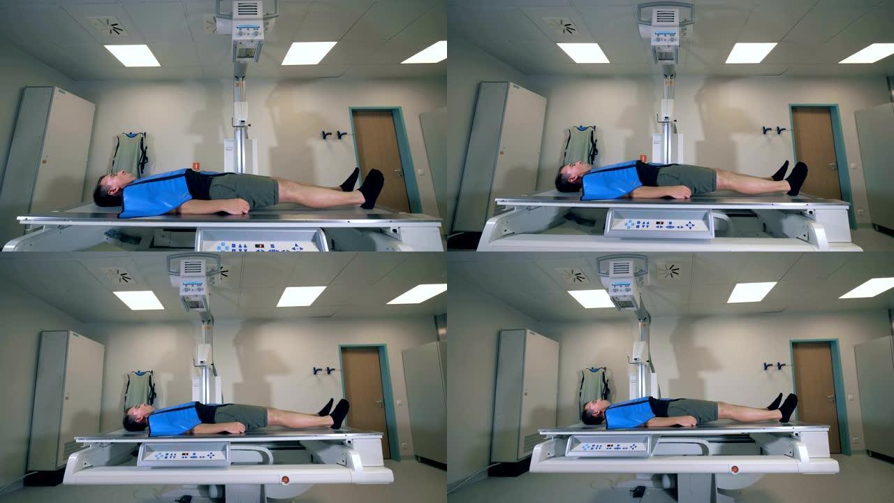 男人躺在断层扫描仪上，侧视图。