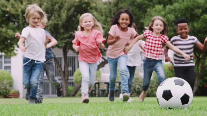 一群孩子在公园里和朋友踢足球