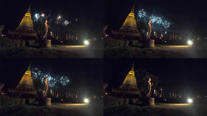 泰国素可泰历史公园令人惊叹的Loi Kra Tong节中的佛像站立和烟花