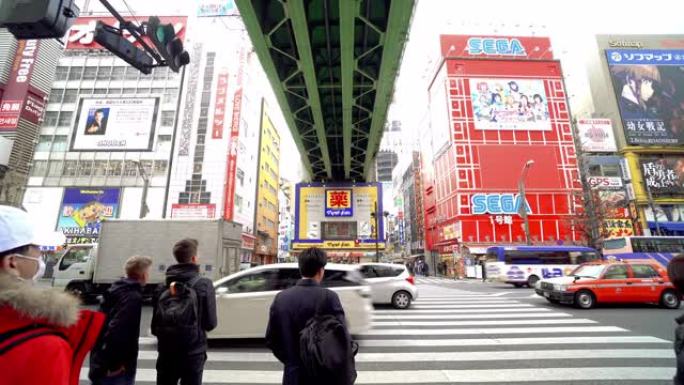 行人人群未定义的人在日本秋叶原东京市的街道上天桥