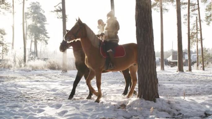 冬日在乡村骑马的夫妇