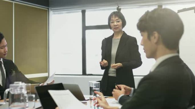 在办公室主持商务会议的中国女商人的平移视频