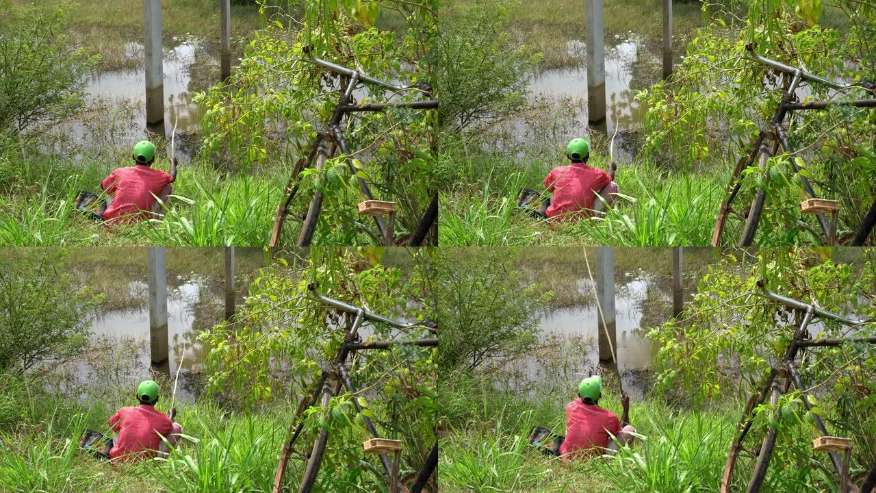 十几岁的男孩在河边钓鱼