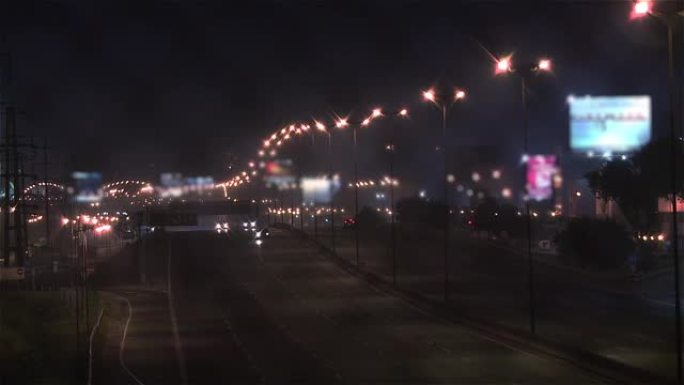 晚上在高速公路上放烟火。布宜诺斯艾利斯 (阿根廷) 的新年。