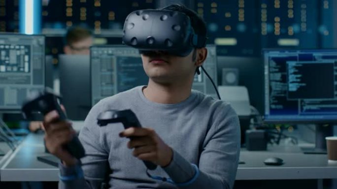 软件Delevoper佩戴虚拟现实耳机，并与控制器打手势，以开发和编程VR游戏和应用程序。在后台技术