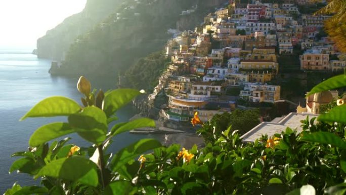 Steadicam拍摄了意大利坎帕尼亚波西塔诺村阿马尔菲海岸美丽多彩的房屋。4K