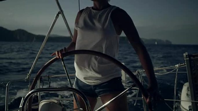 女人驾驶游艇独自驾驶舵手掌舵出海航海