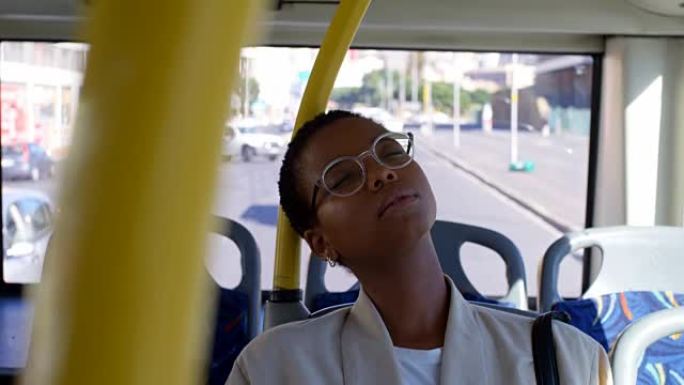 女性通勤者在4k公交车上睡觉