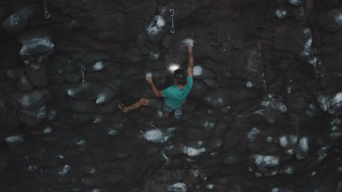健身男子夜间攀岩危险的运动攀爬登高望远