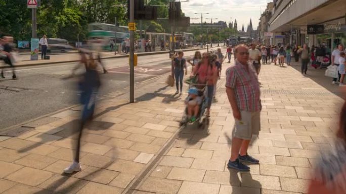 英国爱丁堡苏格兰游客拥挤的王子购物街的时间流逝