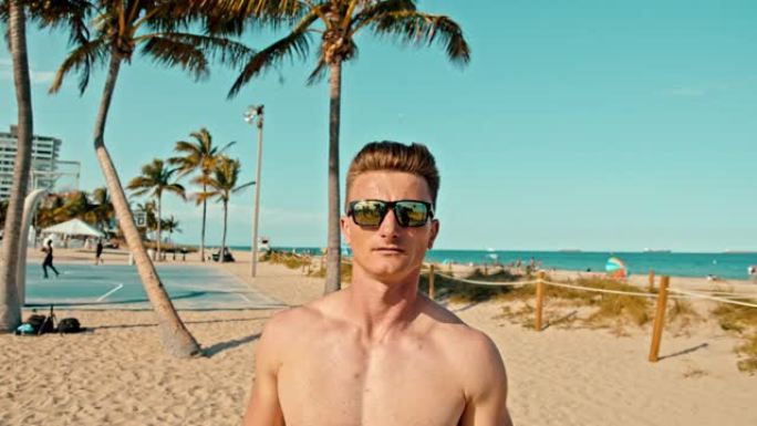 MS Man on sunny beach，迈阿密海滩，迈阿密，佛罗里达州，美国