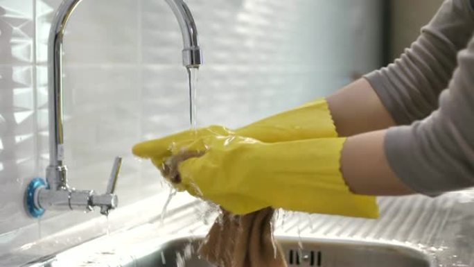 女人打扫房子后手清洁抹布的特写