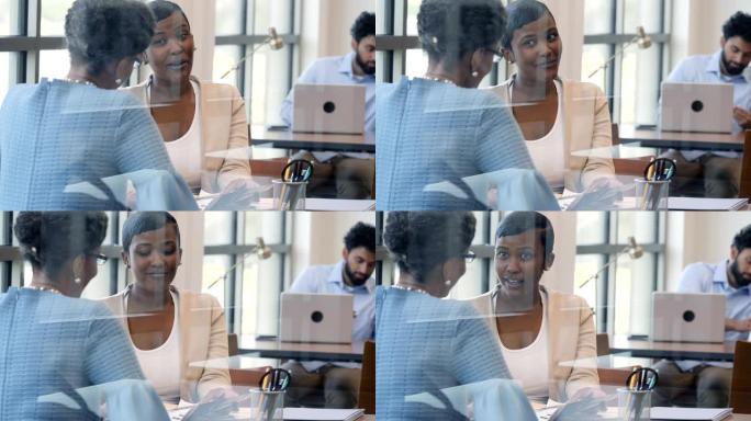 非裔美国女信贷员与潜在客户讨论贷款