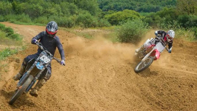摩托车越野赛车，越野摩托车骑手在泥泞的赛道上竞争