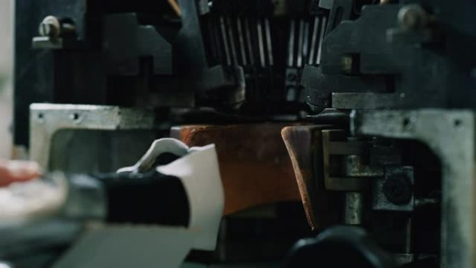 鞋匠的宏使用专业的机器来弯曲鞋子并按照意大利的传统进行固定。