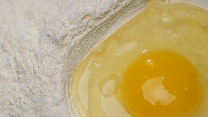 鸡蛋掉进一堆面粉里。