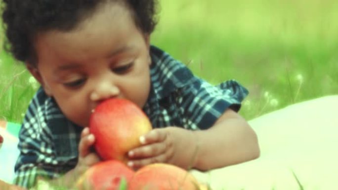 吃苹果的男婴男童吃苹果啃抱着苹果