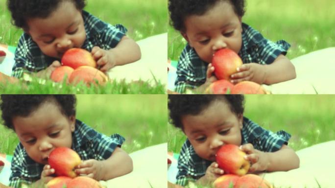 吃苹果的男婴男童吃苹果啃抱着苹果