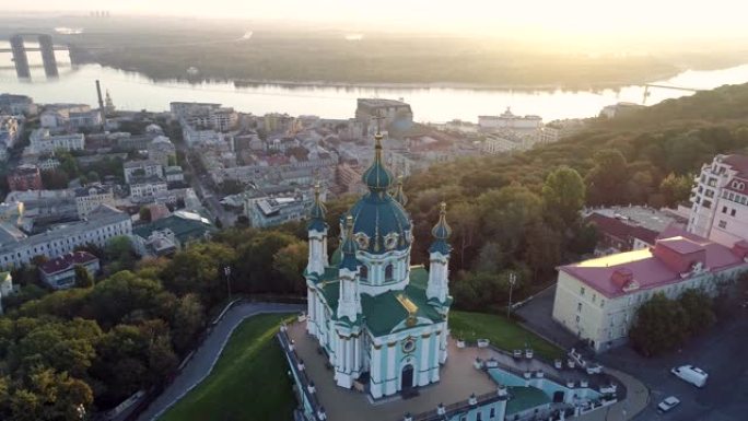 日出时在乌克兰基辅的圣安德鲁教堂上方和周围飞行。该教堂现在属于君士坦丁堡东正教主教区。波迪尔区和第聂