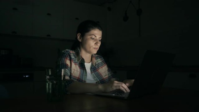 够了!女人操作电脑外国女人关上电脑