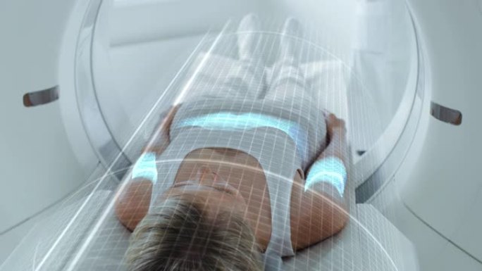 女性患者躺在CT或PET或MRI扫描床上，在机器内部移动，同时扫描她的大脑和身体。具有高科技设备的医