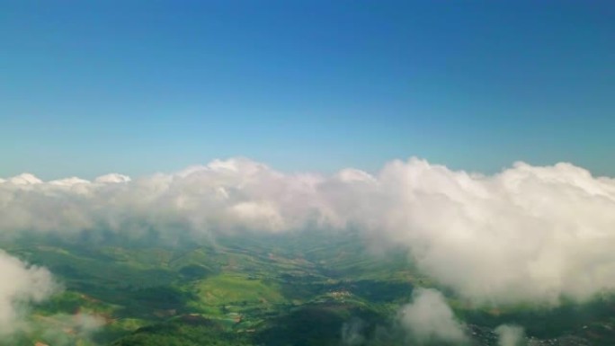 鸟瞰穿过云层的雨林山，4K DCI