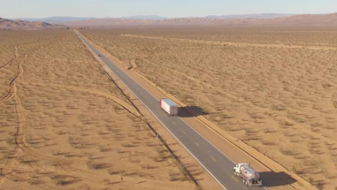无人机: 货运卡车沿着通往莫哈韦沙漠的高速公路行驶。