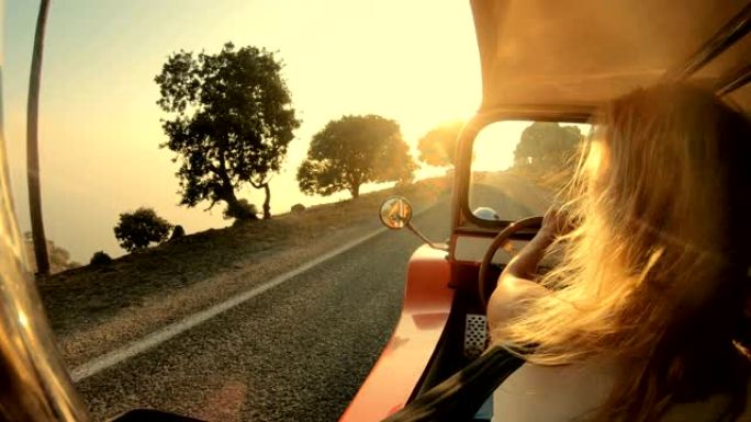 金发女人开车第一视角在路上自驾游
