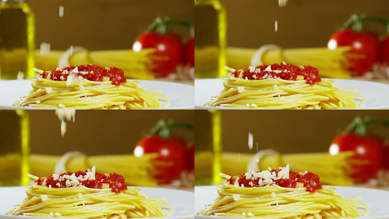 意大利意大利面食的宏观细节，西红柿、帕尔马干酪和罗勒。