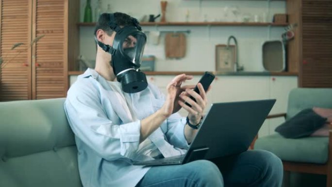 新型冠状病毒肺炎冠状病毒期间在家工作的人。一个戴着危险品面具的男人在家时正在制作录像带