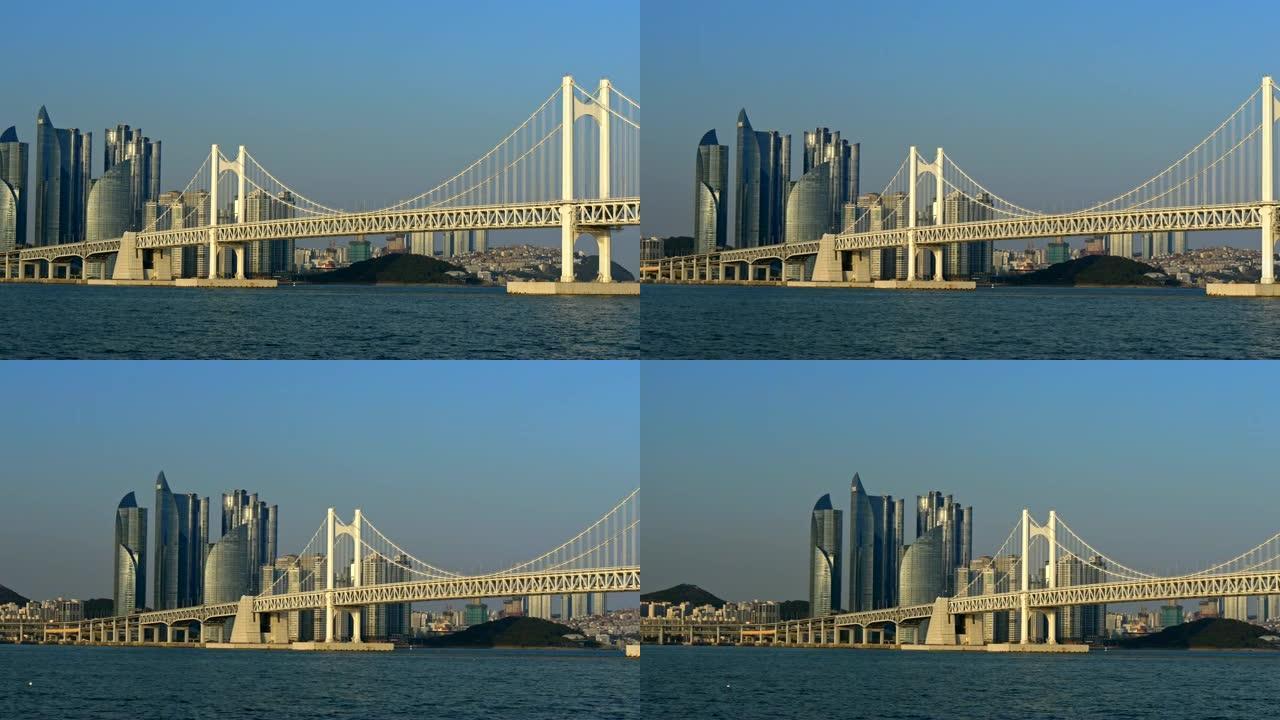 韩国釜山 (釜山)。在午后的阳光下，光旺达格约 (或钻石桥) 的风景优美的城市景观。悬索桥的全景拍摄