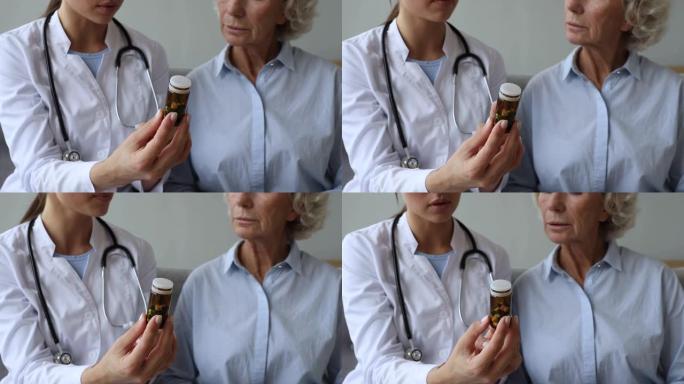 医生在健康咨询时给老妇人开药。