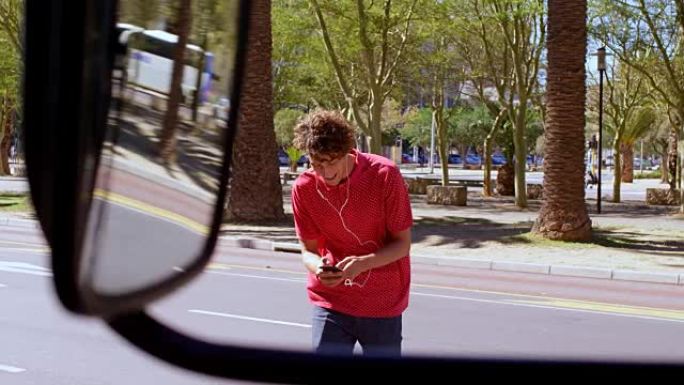 男子在城市街道上使用手机4k