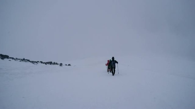 在雪坡上攀登。高加索山脉。视点