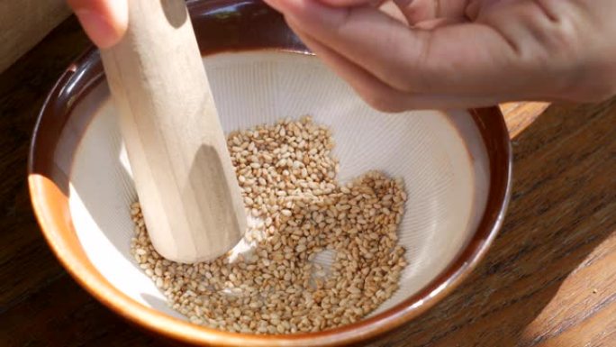 日本料理用手磨白芝麻。