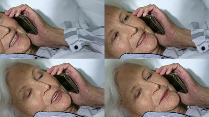 老年妇女在智能手机上聊天
