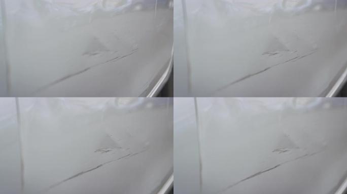 汽车事故中门板损坏的汽车细节停在车库修理店