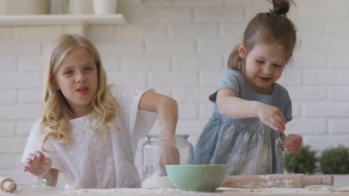 快乐可爱的孩子们姐妹喜欢一起做饭准备面团