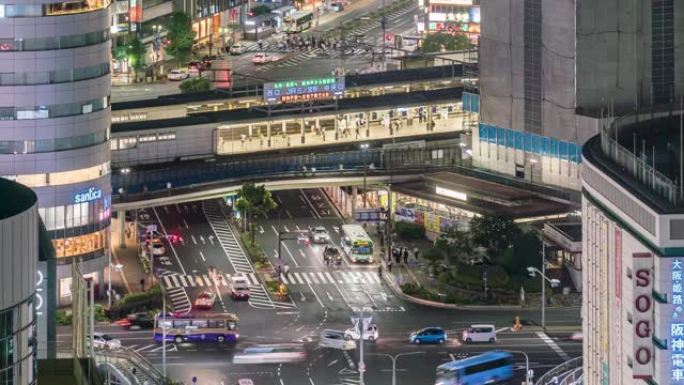 延时: 神户市景和火车站的鸟瞰图，夜间提供交通工具。