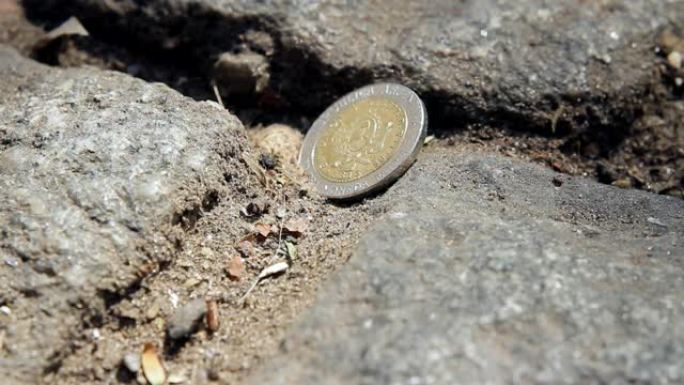 在街上找到硬币。
